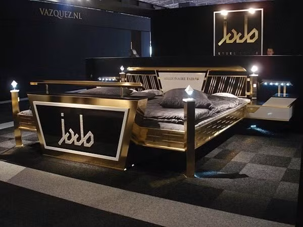 Chiếc giường Jado có giá 676,550 USD (tương đương 14 tỷ đồng) này được dát vàng 24k và sử dụng pha lê Swarovski để chế tác nội thất.