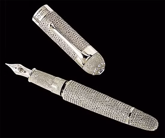 Bút máy Diamante của thương hiệu Aurora, công ty chế tác bút nổi tiếng Italy được gắn khoảng 2.000 viên kim cương trên toàn bộ phần thân và nắp bút. Chiếc bút không chỉ là dụng cụ để viết mà còn là một món trang sức thể hiện đẳng cấp của người thành đạt. Bút máy Diamante có giá 1,47 triệu USD (khoảng 30,4 tỷ đồng).