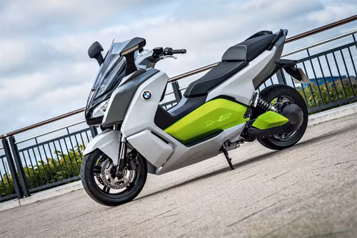 Hãng xe BMW mới đây vừa tung ra mẫu xe ga C Evolution chạy hoàn toàn bằng điện. Mẫu xe này sử dụng động cơ 15 mã lực, nhưng có thể nâng lên thành 47 mã lực. Động cơ này giúp xe có thể đạt vận tốc tối đa 120 km/h và tăng tốc từ 0 lên 100 km/h trong 6,2 giây. Mẫu xe trên có thể đi được quãng đường dài 100km trong một lần sạc và pin xe có thể sạc đầy trong khoảng 4 giờ đồng hồ từ nguồn điện 220V.
