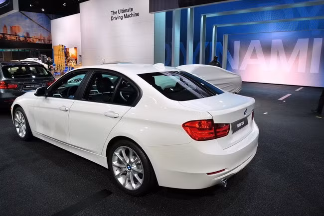 BMW 320i được trang bị động cơ 4 xi-lanh với công suất tối đa 184 mã lực - tại 5.000 vòng/phút, momen xoắn cực đại 270 Nm - tại 1.250-4.500 vòng/phút, chiếc xe chỉ mất 7,1 giây để tăng tốc từ 0-100 km/h.