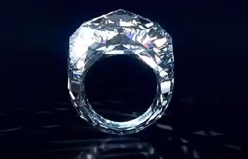 Hãng kim hoàn Shawish của Thụy Sỹ đã cho ra mắt sản phẩm đặc biệt này tại Baselworld - Hội chợ thường niên lớn nhất của ngành công nghiệp trang sức và đồng hồ. Chiếc nhẫn này nặng 150 carat, được làm từ một viên kim cương thô duy nhất và mất đến một năm để hoàn thành.