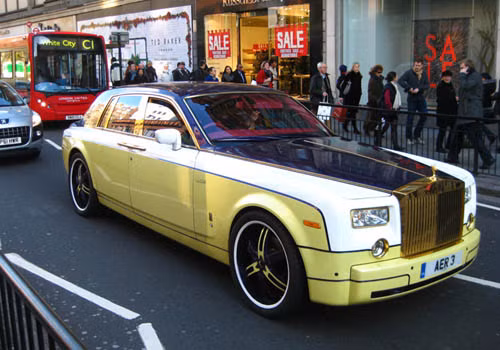 Đây là chiếc Phantom của một đại gia ở London, Anh có tên Alan với màu sắc sặc sỡ và được trang bị những chi tiết xa xỉ như lưới tản nhiệt, biểu tượng Spirit of Ecstasy và viền cửa kính mạ vàng.