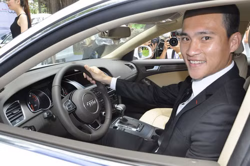 Những trang thiết bị phục vụ giải trí trên Audi A5 Sportback bao gồm đầu đọc CD, cổng vào AUX, đầu đọc thẻ nhớ SDHC, màn hình TFT 6,5 inch và bộ lọc âm thanh công suất 80 watt tới 8 loa ngoài. Giao diện âm nhạc Audi tiêu chuẩn có thể tích hợp với thiết bị âm thanh di động hoặc iPhone và giao diện Bluetooth hỗ trợ đàm thoại bằng điện thoại.