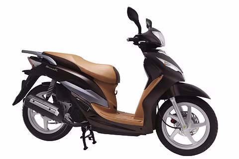 Ở phân khúc xe ga cao cấp thì có lẽ dòng xe Shark của hãng SYM (Đài Loan) là có giá dễ chịu nhất khoảng 50 triệu đồng; tuy nhiên, chỉ người đẹp cá tính muốn sở hữu. Shark thiết kế theo phong cách tổng hòa từ những mẫu xe nổi tiếng khác. SYM trang bị khá nhiều trang thiết bị thời trang cho Shark. Đó là miệng nắp bình xăng đặt ở phía trước, ngay phía dưới tay lái bên trái, khá thuận tiện. Nắp bình xăng này có chức năng chống trộm. Shark sở hữu động cơ 125 phân khối, xilanh đơn 4 thì, công suất 10 mã lực, mô-men xoắn cực đại 9,4 Nm.
