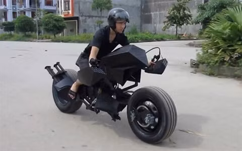 Tác giả của chiếc xe này là anh Tùng Lâm, một thanh niên 8X sống ở Lạng Sơn. Anh có một cửa hàng bán đồ chơi, độ xe và anh làm xe này để trưng bày. Anh cho rằng, chiếc xe có kiểu dáng độc đáo sẽ thu hút sự chú ý của mọi người.