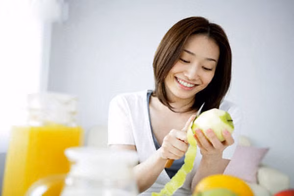 Cách tốt nhất để gốc tự do được kiểm soát, chỉ đơn giản bạn hãy giảm chất béo, ăn nhiều thịt đỏ, trái cây tươi và rau quả, do những loại thực phẩm này có sẵn nguồn mô bảo vệ não chống oxy hóa.