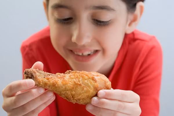 Có nên ngưng cho con uống sữa một thời gian để hết ngán? Điều này quả thực không khoa học. Các mẹ cứ nghĩ, ngưng cho con uống sữa thì con sẽ thèm. Thực tế, trẻ có thể nạp đồ ăn khác thay sữa một khi đã ghét uống sữa.