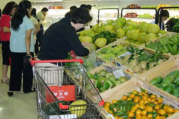 Một vài quả táo, rau chân vịt, chuối, khoai tây tím, súp lơ và cà rốt sẽ đáp ứng được năm yêu cầu màu sắc. Sau đó, bạn sẽ chỉ phải về nhà và chế biến chúng, kết hợp táo với bơ hạnh nhân cho một giờ ăn trưa nhẹ, trộn rau chân vịt và cà rốt thành một món súp thịnh soạn, làm sinh tố chuối vào buổi sáng hoặc hầm khoai tây tím và súp lơ với thịt lợn nạc hoặc thịt gà.