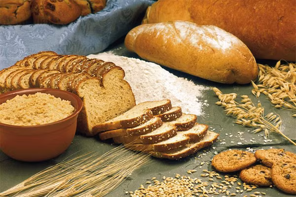 Không ăn bánh mì. Hoàn toàn là một thói quen sai lầm. Các chuyên gia khuyên bạn nên ăn những đồ ăn làm từ ngũ cốc nguyên hạt bởi chúng giúp tăng lượng insulin trong cơ thể, dần dần giúp giảm khả năng tích mỡ quanh vùng bụng. Nạp vào cơ thể một lượng cacbonhydrat vừa đủ cũng tạo điều kiện cho quá trình tiêu hóa.