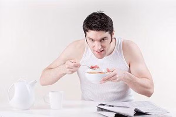 Ăn sáng đều đặn. Chắc hẳn ai cũng biết, một bữa sáng hoàn hảo giúp ích rất nhiều cho cơ thể của bạn. Những người đàn ông độc thân có xu hướng ăn sáng qua loa hoặc bỏ hẳn bữa sáng để tiết kiệm thời gian. Sau khi kết hôn, thói quen này được vợ “chỉnh sửa” và họ nạp đủ dinh dưỡng cho bữa sáng hơn.