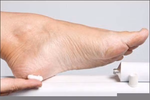 Để đạt được hiệu quả tốt nhất, bạn đừng quên đi tất và giữ ấm cẩn thận cho chân trong những ngày đông lạnh nhé.