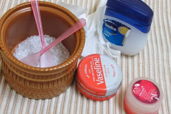 5. Tẩy da chết. Trộn một ít kem vaseline với muối biển để làm như một loại kem tẩy tế bào chết, bụi bẩn và dầu dư ra khỏi da bạn. Sử dụng hỗn hợp này mà không cần bất kỳ một loại kem nào khác. Hơn thế nữa, hỗn hợp này sẽ dưỡng ẩm và làm mềm da khô chỉ trong vài phút.