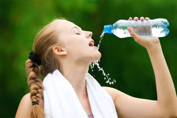 Bạn cũng có thể chữa bệnh này không cần dùng kem bằng cách uống nước tinh khiết hay massage toàn thân giúp kích thích lưu thông máu và giải độc cơ thể để tế bào chết được loại bỏ làm cho da mịn màng hơn.
