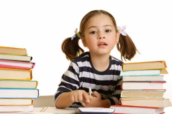 Đọc sách. Những đứa trẻ nói nhiều thường có rất nhiều chuyện để kể. Vì vậy, chắc chắn nhóc sẽ thích đọc những câu chuyện mới mẻ.