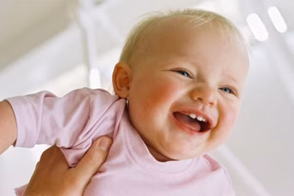 13 đến 19 tháng. Lúc này, bé đã có ít nhất 8 đến 12 chiếc răng và răng hàm cũng cứng cáp hơn. Mẹ hãy giảm thức ăn lỏng và chuyển sang những loại thức ăn rắn như bánh mì mềm, rau, thịt xắt miếng thật mỏng hoặc thái chỉ. Lúc này, trẻ sẽ rất hào hứng với việc người lớn đút cho trẻ ăn bằng cả thìa.