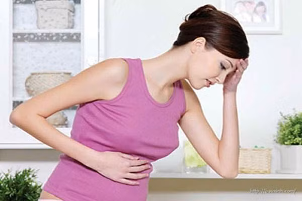 5. Dễ bộc phát tực giận. Phản ứng này có thể liên quan đến việc cơ thể ức chế miễn dịch trong những tháng đầu mang thai. Hơn nữa, sự thay đổi hormone xảy ra xuyên suốt thai kỳ của phụ nữ và chúng là nguyên nhân gây nên những đợt cảm xúc thất thường, bao gồm cả những cơn giận không kiềm chế được.