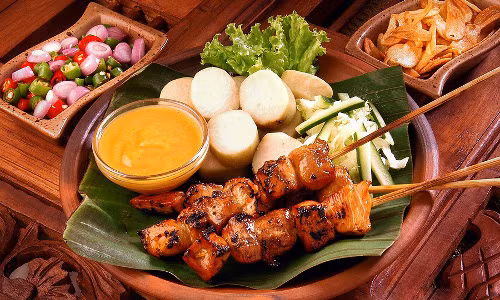 Thịt xiên Satay. Món ăn này thường được làm từ thịt gà, thịt bò hoặc cừu. Thịt xiên vào que xiên nhỏ, và nướng trên than củi cháy rực để có dư vị cháy và mùi thơm ngào ngạt đặc trưng. Món ăn này thường dùng với tương ớt và nước xốt đậu phộng ngọt, và được ăn kèm với hành thái nhỏ, dưa leo và ketupat (một loại bánh gạo Mã Lai được bọc trong những tấm lá dừa).