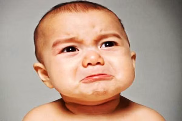 Giúp ổn định tâm lý. Khi bé khóc, nhiều người sẽ để bé khóc chán rồi im như sự kỷ luật cho bé. Thế nhưng, đây là lúc bé đưa ra thông điệp rằng, con sẽ cảm thất an toàn và được quan tâm nếu như mẹ đến ôm ấp và vỗ về. Một đứa trẻ lớn lên trong tình yêu sẽ phát triển thành một cá nhân tốt hơn so với một đứa bé không được quan tâm chăm sóc về mặt tình cảm.