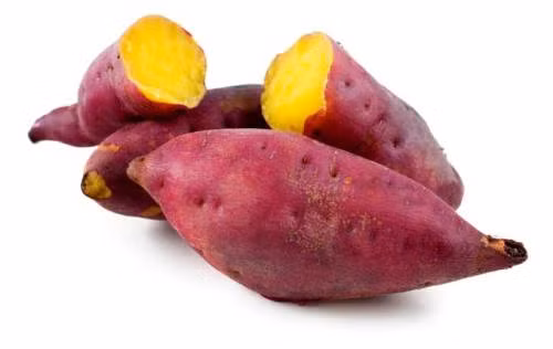 Khoai lang. Trong khoai lang có chứa rất nhiều beta-carotene và vitamin A. Đặc biệt hơn, lượng carotenoid có trong khoai lang giúp ổn định lượng đường trong máu cũng như đề kháng insulin thấp hơn. Cũng giống như bí ngô, khoai lang có các chất dinh dưỡng chống oxy hóa và chống viêm nên nó được coi là món ăn tốt trong những ngày đông về.