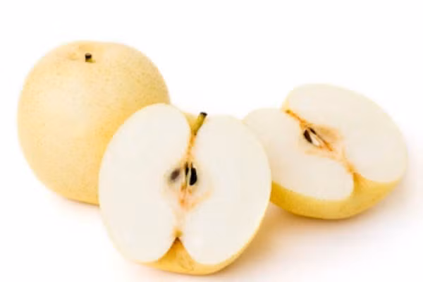 Lê. Là loại trái cây mùa nào cũng có, giàu vitamin, chất khoáng và nguồn chất xơ dồi dào có thể cải thiện nồng độ đường trong máu, giảm cholesterol và nhuận đường tiêu hóa. Tuy nhiên, loại quả này cũng không hạp người hay bị dị ứng và bạn sẽ phải cẩn thận khi ăn nó.