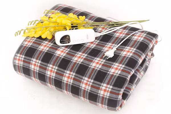 Tránh xa chăn đệm điện. Tuy rằng chăn điện có từ trường thấp nhưng nhưng bác sĩ khuyến cáo, đối với những người mắc bệnh đường hô hấp, tim mạch, viêm họng mãn tính, hay bị bệnh ngoài da không nên dùng chăn điện sưởi. Đối với phụ nữ mới sinh con, trẻ sơ sinh, do khả năng điều tiết nhiệt độ cơ thể rất kém, chăn điện khi sinh ra nhiệt độ khá cao sẽ khiến trẻ sơ sinh có khả năng bị mất nước dẫn tới sốt nóng thậm chí nguy hiểm đến tính mạng. Phụ nữ mang thai cũng không nên sử dụng chăn điện, đệm điện sưởi.