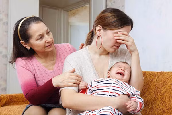 7. Giảm trí nhớ. Các nhà khoa học đã xác định được rằng, não có sự kiện “gợn sóng mạnh”, nó chịu trách nhiệm củng cố trí nhớ. Nó sẽ chuyển thông tin đến tân vỏ nào, nơi những ký ức lâu dài được lưu giữ. Những gợn sóng này chủ yếu xảy ra ở mức sâu nhất của giấc ngủ. Nếu bạn thiếu ngủ, sẽ khó đạt đến độ sâu này khiến cho gợn sóng được tạo ra rất ít.