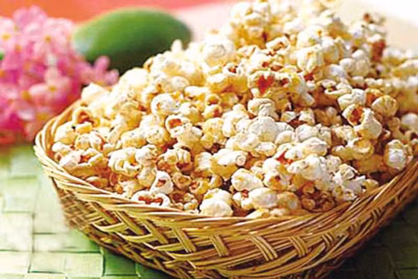 Bỏng ngô. Một cốc bỏng ngô mẹ tự làm sẽ đủ chất và an toàn hơn mua ở hàng quán. Bỏng ngô là loại ngũ cốc dễ ăn nhất đối với trẻ, chỉ một túi bỏng ngô cung cấp đến 5gram chất xơ có lợi cho tim và chỉ 120 calo cơ thể cần.