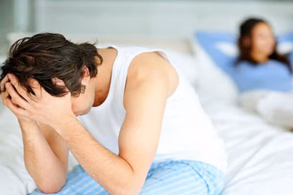 4. Giết chết đời sống tình dục. Các chuyên gia nói rằng, những người thiếu ngủ ít có hứng thú trong quan hệ tình dục. Thủ phạm của chứng này là sự mệt mỏi, căng thẳng dẫn đến họ tắt cảm xúc với đối phương.