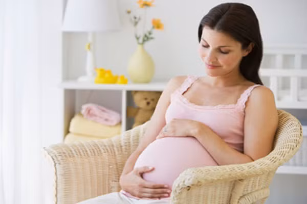 Các kích thích tố này ảnh hưởng đến tất cả các loại tế bào thần kinh trong não và ảnh hưởng đến mạch làm não co lại. Khi mẹ sinh xong, cơ thể sản sinh một lượng lớn oxytocin để làm tử cung co lại và kích thích tiết ra sữa, bộ não sẽ trở lại bình thường sau 6 tháng đầu sinh con.