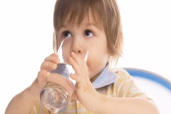 Đối với trẻ dưới 6 tháng tuổi, kích thước dạ dày nhỏ và thức uống ngoài sữa mẹ dù lượng nhỏ cũng khiến bé no và đồng thời sự hấp thu dinh dưỡng trong sữa cũng giảm.