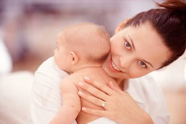 Nhu cầu hàng ngày về vitamin E là 10 mg cho nam và 8 mg cho nữ. Đối với những mẹ cho con bú, vitamin E cần nhiều hơn một chút 12g để có thể đáp ứng yêu cầu của trẻ , vậy nên mẹ hãy cho con bú đủ 6 tháng đầu để tăng sức đề kháng cho trẻ.