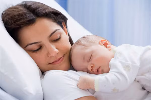 Ngực người mẹ là nơi hoàn hảo để duy trì thân nhiệt và điều chỉnh nhiệt độ thích hợp cho bé. Vậy nên, hãy trì hoãn thời gian tắm, để bé tiếp xúc với mẹ thời gian vừa đủ và quen với nhiệt độ bên ngoài.