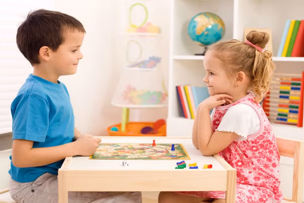 Làm phân tâm năng lượng của bé. Bạn thấy bé có quá nhiều năng lượng và chỉ tập trung vào việc nói chuyện như để giải phóng hết năng lượng ra ngoài.