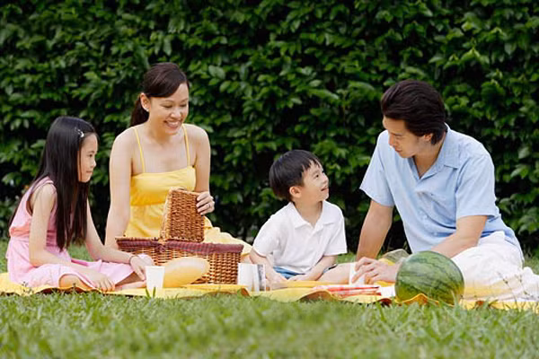 Một trong những mẹo để trẻ giảm nói là thay vì tham gia nói chuyện cùng con, bạn có thể hướng con đến các hoạt động như vui chơi trong công viên, học nghệ thuật hay làm đồ thủ công. Bé sẽ quên mất việc nói chuyện và chỉ chú tâm đến các trò chơi này.