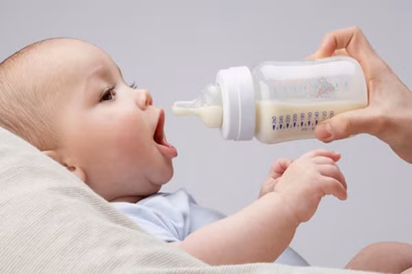 Chúng giúp cơ thể của trẻ phát triển bình thường và vẫn chống được một số bệnh nhiễm trùng, cải thiện chức năng của cơ quan và hệ thống tiêu hóa của mình. Hoặc hiện nay đã có rất nhiều loại sữa tươi đa dạng hương vị. Đối với trẻ đi học, mẹ cho con tự chọn loại sữa mà bé thích sẽ giảm được sự ngán sữa ở trẻ.