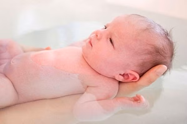 Đây là nguyên nhân giải thích tại sao trong khoảng 24 giờ sau lần tắm đầu tiên của bé, có những lớp màu trắng đục bong ra. Toàn bộ cơ thể của bé sẽ được lột sạch lớp vernix(nhất là ở trên bàn tay và bàn chân).