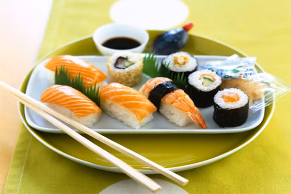 Không nên ăn shusi. Bạn hãy cẩn thận với món ăn hấp dẫn này. Nguyên nhân là do trong cá sống - nguyên liệu chính trong sushi và sashimi, nhiều khả năng chứa ký sinh trùng và vi khuẩn hơn hẳn so với cá nấu chín. Ký sinh trùng sống ký sinh trong vật chủ và ăn chất dinh dưỡng trong cơ thể bạn để phát triển . Điều đó có nghĩa là bạn sẽ có ít dinh dưỡng để nuôi bé.