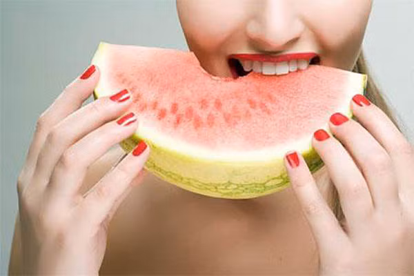Dưa hấu. Mặc dù có hàm lượng GI cao nhưng tải trọng đường huyết của nó lại thấp phù hợp với bệnh nhân tiểu đường, tuy nhiên. Chỉ nên tiêu thụ ở mức độ vừa phải.