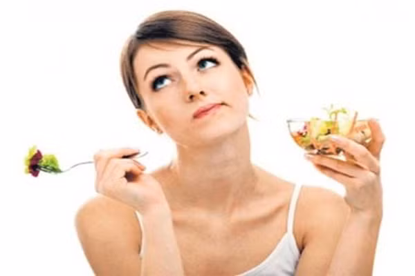 Không ăn rau xanh. Hàm lượng chất xơ trong rau rất nhiều và nó đóng vai trò là thành phần tiêu hóa, giảm táo bón. Nếu bạn không ăn chất xơ, hệ tiêu hóa sẽ chậm lại và tích tụ chất béo ở bụng làm nó to lên.