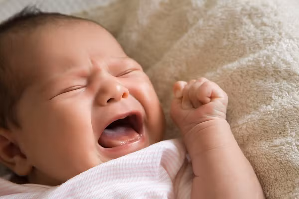 Mặc dù nhiều phụ huynh tin rằng, khóc sẽ làm cho phổi phát triển nhưng điều đó chỉ đúng với lần đầu tiên lọt lòng. Những lần khác, dấu hiệu này cho thấy em bé đang buồn rầu hoặc có nhu cầu gì đó.