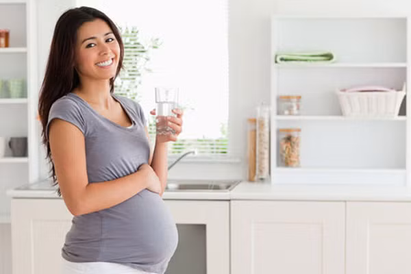 Uống nước trong khi tắm. Mẹ bầu hãy chuẩn bị một chai nước đặt bên cạnh bồn tắm nếu thời gian tắm kéo dài lâu, bà mẹ nên uống nước để tránh nguy cơ mất nước.