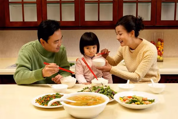Kết hợp với các loại thực phẩm khác. Để tách bé khỏi món yêu thích quả thật không dễ. Bạn nên giảm dần bằng cách khi nấu nên kết hợp với nhiều loại thực phẩm khác và rút bớt số lượng thịt nguội hay xúc xích trong món ăn.