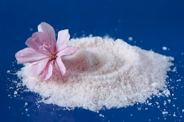 Loại sản phẩm bình dân rất dễ gây tổn thương cho những làn da nhạy cảm hoặc đang nổi mụn. Ngược lại, cơ thể bạn sẽ mượt mà hơn khi sử dụng những sản phẩm tự nhiên, có độ massage cao, như hỗn hợp muối tinh khiết và dầu olive hay mật ong và đường cát. Hoặc bạn có thể tìm thấy những nguyên liệu tẩy tế bào chết toàn thân ngay ở trong bếp và chúng hoàn toàn vô hại lẫn rẻ tiền.