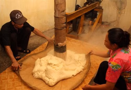 Cọ nếp còn là nguyên liệu độc đáo cho món bánh dầy của “xứ cọ”