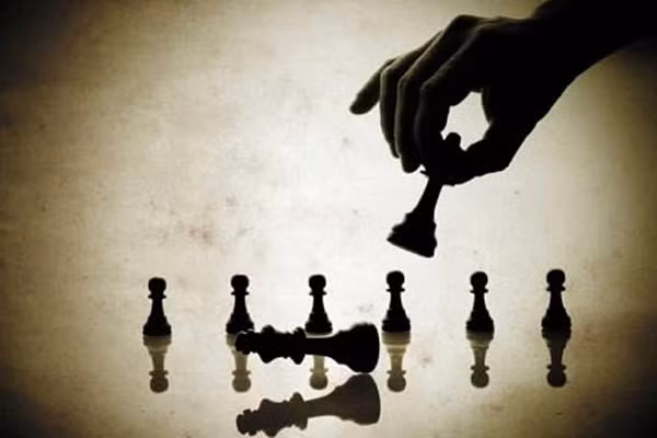 Các nhà nghiên cứu đã chỉ ra rằng những người chơi cờ vua đều phải sử dụng các liên tưởng hình học vào việc xác định vị trí các quân. Không chỉ não trái hoạt động, mà bán cầu não phải cũng hoạt động mạnh như vậy.