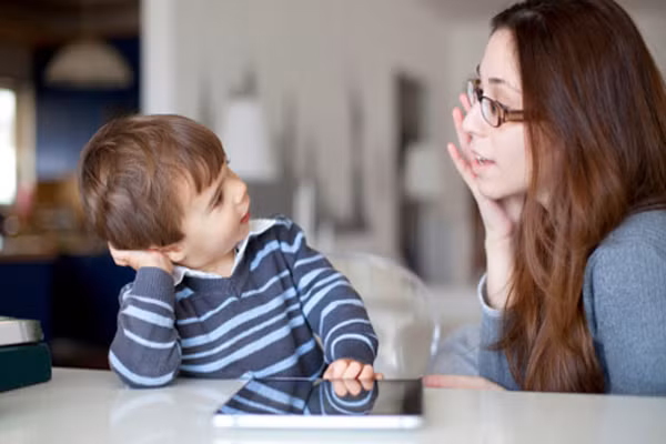 Đừng ngăn khi trẻ đang nói. Cần dạy trẻ những khái niệm về nghe, có nghĩa khi trẻ nói chuyện bạn hãy lắng nghe và ngược lại yêu cầu trẻ yên lặng lắng nghe khi bạn nói. Khi nói chuyện với trẻ, hãy xem xét những chủ đề mà trẻ quan tâm để cùng tham gia tranh luận Cha mẹ tránh lơ là khi trẻ nói, sẽ dẫn đến trẻ càng cố giải thích nhiều bởi nghĩ cha mẹ không hề quan tâm.
