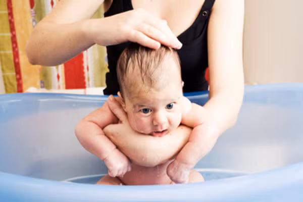 Khi bé tiếp xúc với không khí bên ngoài, chất vernix sẽ bị cọ xát và dần mất đi. Nghiên cứu cho biết, chất venix có tính miễn dịch cao và đây là lợi thế rất lớn của em bé mới sinh. Nó đồng thời là kem dưỡng ẩm giữ cho làn da bé mềm mại và dẻo dai cũng ngăn vi khuẩn xâm nhập.