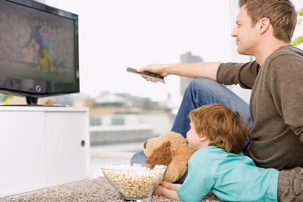 Thời gian ngồi trước ti vi nhiều. Không có gì là lạ khi độc thân bạn chẳng ngó ngàng gì đến ti vi và sau khi kết hôn thì ngược lại. Trong khi ở các nước phương Đông, công việc bếp núc thường thiên về người phụ nữ, người đàn ông dành hầu như thời gian của họ ở nhà để ngồi trước ti vi. Đó không phải là nguyên nhân nhỏ khiến đàn ông phát phì.