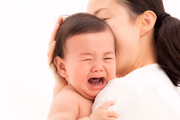 Cân bằng cảm xúc. Chẳng có gì ngạc nhiên khi người lớn cũng khóc để giảm bớt căng thẳng và mệt mỏi trong cuộc sống. Trẻ sơ sinh cũng vậy, nước mắt của chúng như cảm xúc dư thừa cần phải đổ bớt đi. Điều này giúp cân bằng cảm xúc của bé. Một đứa trẻ lầm lì ít khóc thường có nguy cơ tự kỷ hoặc tăng động khi lớn lên.