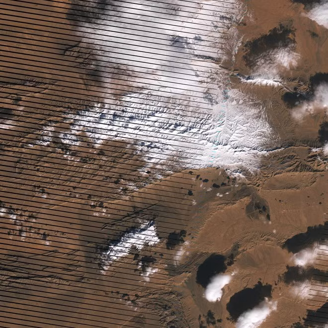 Các bức ảnh chụp từ vũ trụ này do vệ tinh Landsat 7 của NASA chụp lại, ghi nhận hiện tượng tuyết rơi đầu tiên ở sa mạc tại Bắc Phi trong 37 năm qua. Ở vùng này, nhiệt độ trung bình trong mùa hè thường tối thiểu là 37 độ C nhưng có thể rớt xuống dưới 0 độ C trong những tháng mùa đông. Ảnh: NASA.